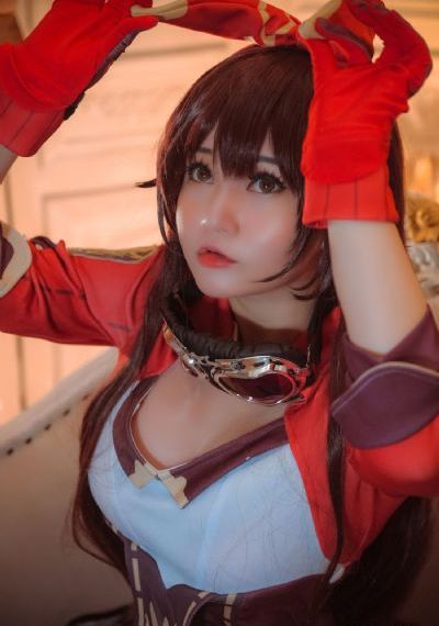 他解开女警的乳罩慢慢揉电影